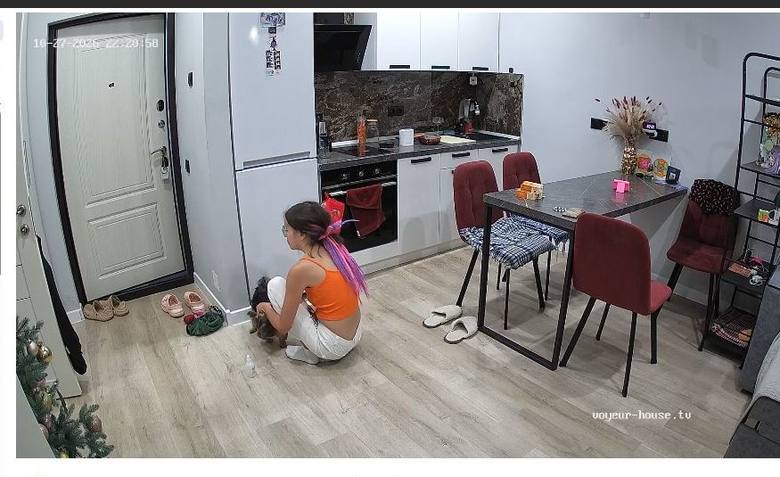 Spelaren i Voyeur House TV med livekamera från ett kök